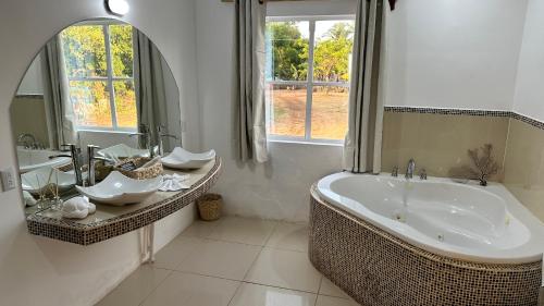 大玉米岛Emerald Luxe Suites的一间带大浴缸和两个盥洗盆的浴室