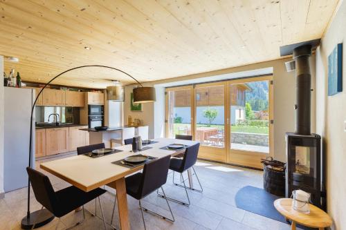 夏蒙尼-勃朗峰Chalet Plein Centre - Savoyard Moderne - Happy Rentals的厨房以及带桌椅的用餐室。