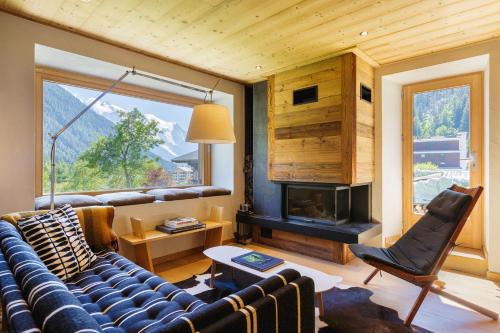 夏蒙尼-勃朗峰Chalet Plein Centre - Savoyard Moderne - Happy Rentals的带沙发和壁炉的客厅