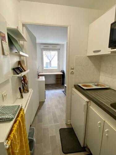 莱克朗兰比塞特尔Solo ou Duo serré的厨房配有白色橱柜和台面