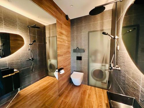 AiasteHouse and sauna where city comforts meet nature的浴室配有卫生间、淋浴和盥洗盆。