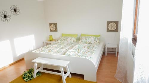 EbernFerienhaus Taeffner的一间小卧室,配有白色的床和一张桌子