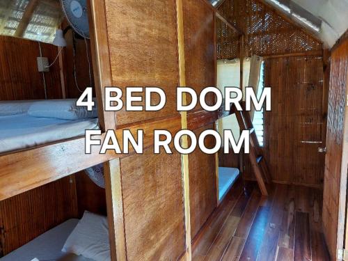 圣维森特罗素广场旅舍的船上带百乐桌风扇的客房,配有“床位”宿舍间