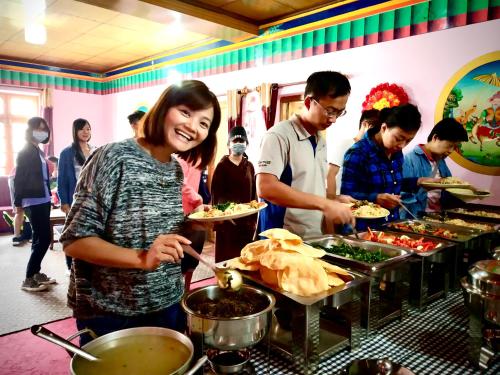 列城Hotel Pangong Residency的一群人在自助餐中准备食物