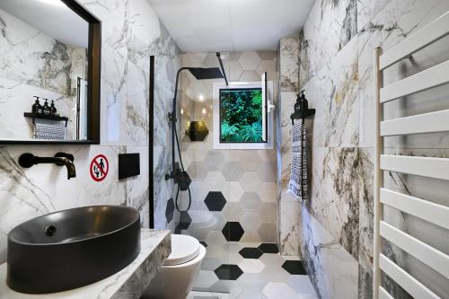 雅典Five Seasons Alimos的一间带水槽和卫生间的浴室