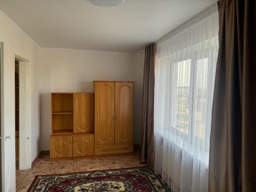 博罗沃耶Квартира улица Абая 18的一间设有橱柜和窗户的房间