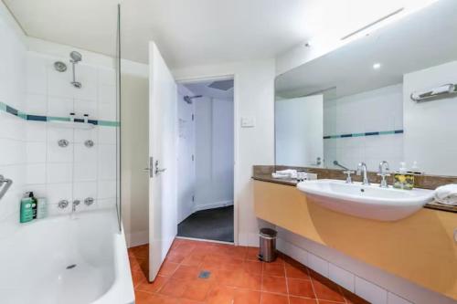 达尔文Two Adjacent King Suites with a Breezy Balcony的一间带水槽和淋浴的浴室
