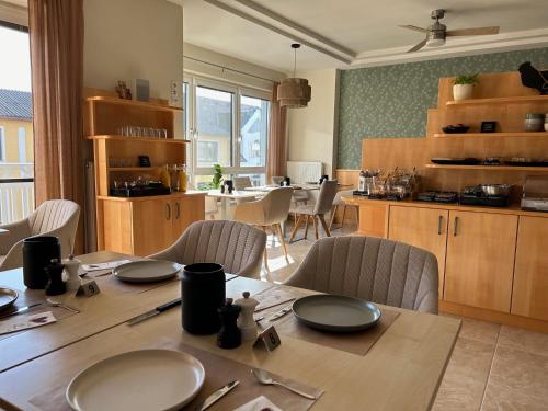 滨湖波德斯多夫蕾妮住宿加早餐旅馆的一间带桌子的用餐室和一间厨房