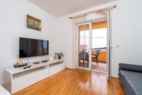 杜布罗夫尼克Apartment Marisol的一间带电视和沙发的客厅