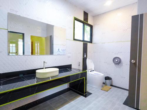 芭堤雅市中心Top Pool Villa B5的一间带水槽和卫生间的浴室
