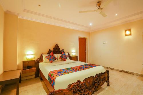 海得拉巴FabHotel Maruthi Residency的一间卧室,卧室内配有一张大床