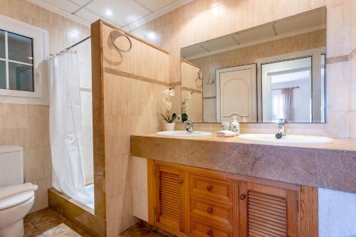 桑坦伊Finca Es Recer - ETV/1.751的一间带两个盥洗盆和大镜子的浴室