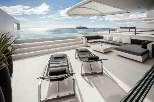 卡塔海滩Kata Rocks - SHA Extra Plus的客厅配有沙发和游艇上的椅子