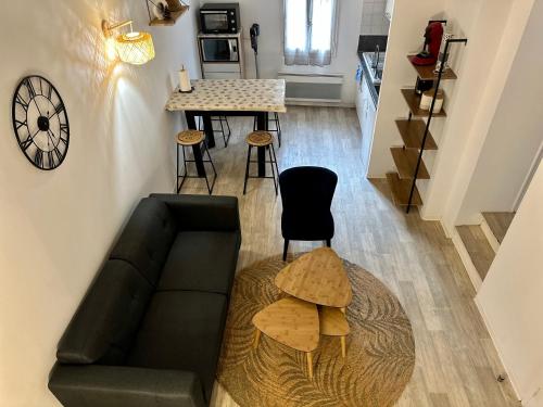 佩皮尼昂COCON CENTRAL - Cathédrale & Castillet - Parking Gratuit - Wifi的客厅配有沙发和桌子
