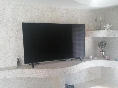 OlayneLiepu Residence的架子上的平面电视