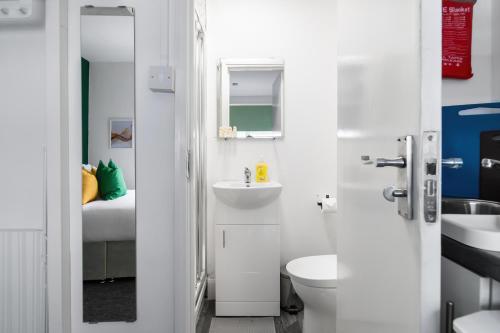 East BarnetLivestay Affordable En-Suite Studio Rooms in London, N14的白色的浴室设有水槽和卫生间。