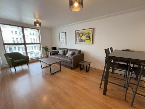 伊斯特布恩Millgrove House Apartments的客厅配有沙发和桌子