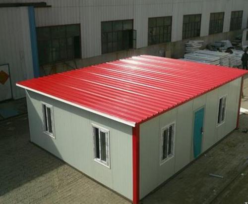密拉特Containers house的红色屋顶的白色和红色大建筑
