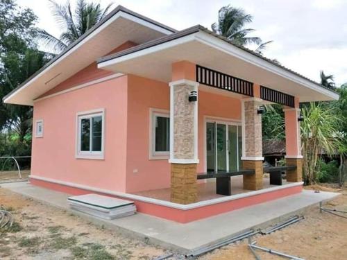 密拉特Containers house的粉红色房子的模型