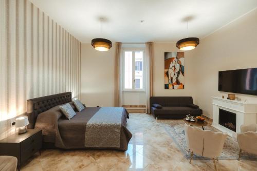 奇维塔韦基亚Lifestyle and Suites的一间卧室设有一张床和一间客厅。