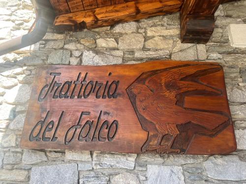 赫拉弗多纳德尔法尔科酒店的地上有鸟的标志