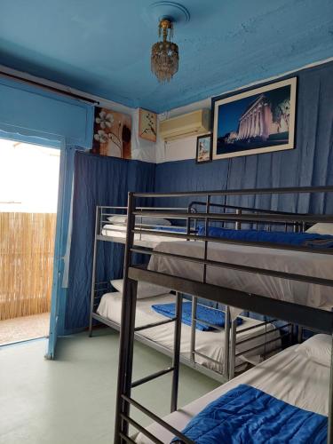 雅典ACROPOLIS ViEW MIXED DORMITORIES 1 MINUTE BY THISSIO METRO STOP的蓝色墙壁的客房内设有两张双层床。