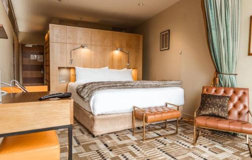 霍巴特Islington Hobart - Wellington Suite - Australia的配有一张床和一张书桌的酒店客房