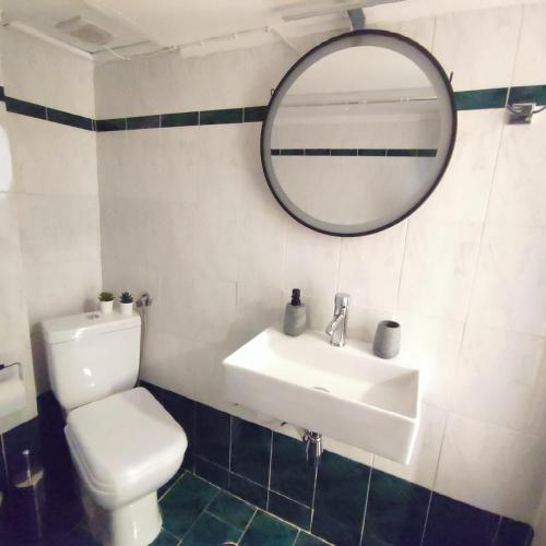 雅典Madi01的一间带卫生间、水槽和镜子的浴室