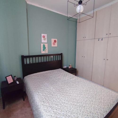 雅典Madi01的一间卧室设有一张大床和两个床头柜