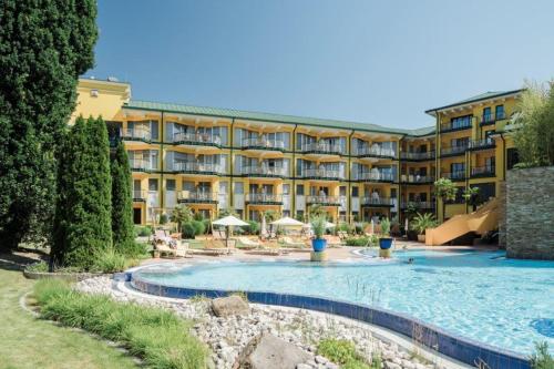 巴特斯哈尔巴赫EurothermenResort Bad Schallerbach - Hotel Paradiso Superior的一座带游泳池和度假村的酒店