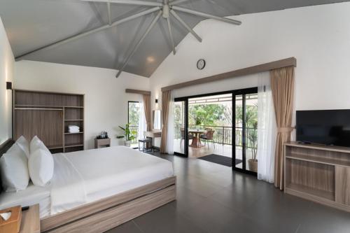 PasirkudaPelangi Park Hotel & Resort的一间大卧室,配有一张大床和一台电视