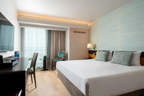 艾福雷诺德欧罗巴安娜艾弗瑞北酒店的酒店客房设有一张白色大床和一张书桌
