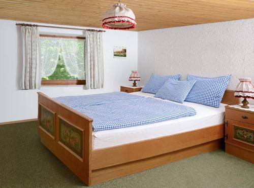 基姆湖畔普林Ferienhaus Dickertsmühle的一间卧室配有一张带蓝色枕头的大床