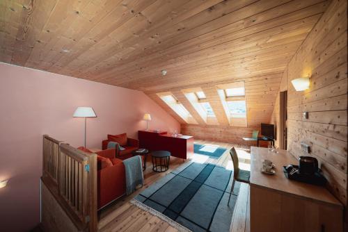 阿尔卑斯休斯山赛瑟阿尔姆尤塔勒酒店的客厅享有高空美景,设有木制天花板