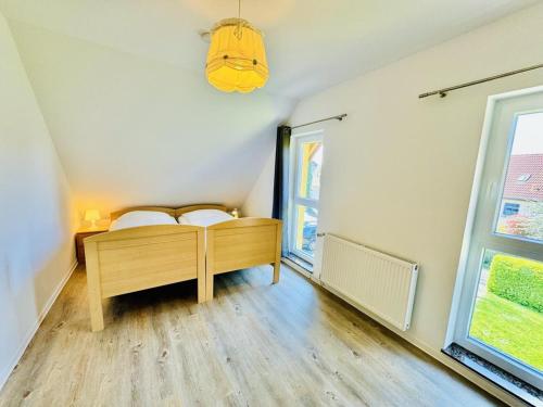 瓦尔内明德Ferienhaus Stoertebeker的一间卧室设有一张床和一个窗口