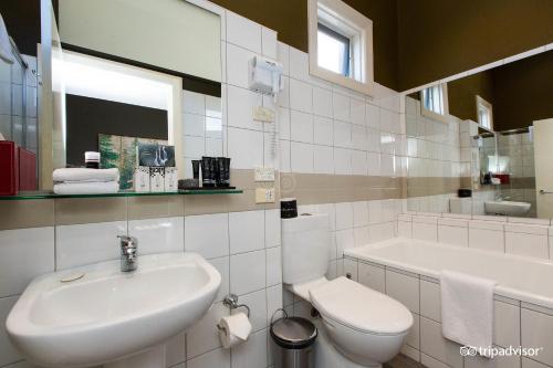 墨尔本Tolarno Hotel - Chambre Boheme - Australia的白色的浴室设有水槽和卫生间。