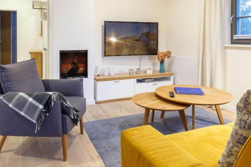 Groß KirrDarssliebe的客厅配有沙发和桌子