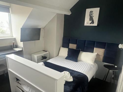 谢菲尔德Sleeps up to 8 A 4-Bed House all with en-suites的一间卧室配有蓝色和白色的床