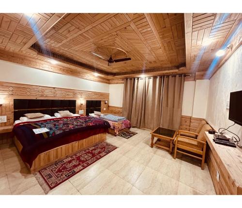 卡索尔Sunrise Guest House的一间卧室配有一张床、一张书桌和一台电视