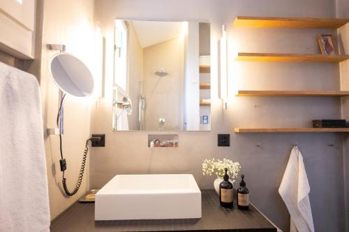 施库尔Chasa Alba的浴室设有白色水槽和镜子