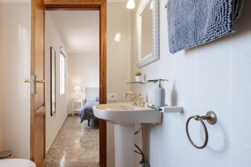 洛斯·亚诺斯·德·阿里丹Casa Maravillosa - Seaview的白色的浴室设有水槽和卫生间。