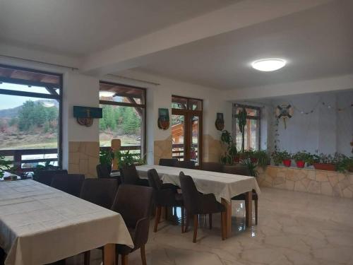 索瓦塔La Lacuri的用餐室设有桌椅和窗户。