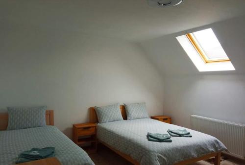 索瓦塔La Lacuri的一间卧室设有两张床和窗户。
