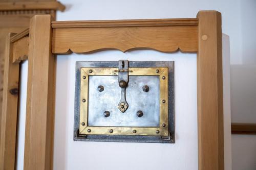 阿尔代兹Chasa Riatsch的木框墙上的钟