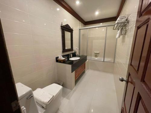 巴色雅典娜酒店的一间带卫生间、水槽和镜子的浴室