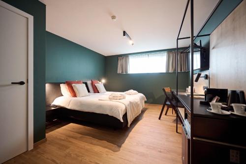 罗什福尔麦尔博斯特酒店的一间卧室配有一张床和一张书桌及电视