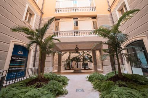 莱切Davids Room Palazzo Tamborino的两棵棕榈树的建筑