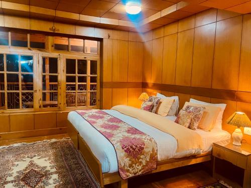列城拉达克格林斯酒店的一间卧室,卧室内配有一张大床