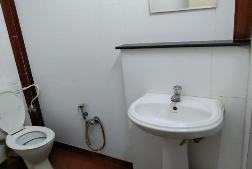 迪卡Hotel Mira international - Luxury Stay - Best Hotel in digha的白色的浴室设有卫生间和水槽。