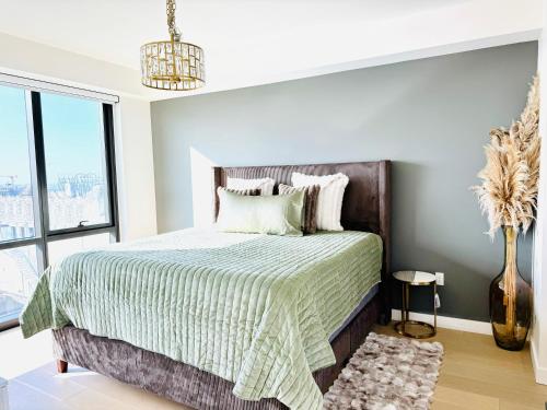 洛杉矶Relax On The Penthouse Floor DTLA With A View的一间卧室配有一张带绿色和白色棉被的床